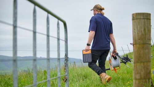 Pakia picha kwenye kitazamaji cha Ghala, S30 Lithium Solar Fence Energizer
